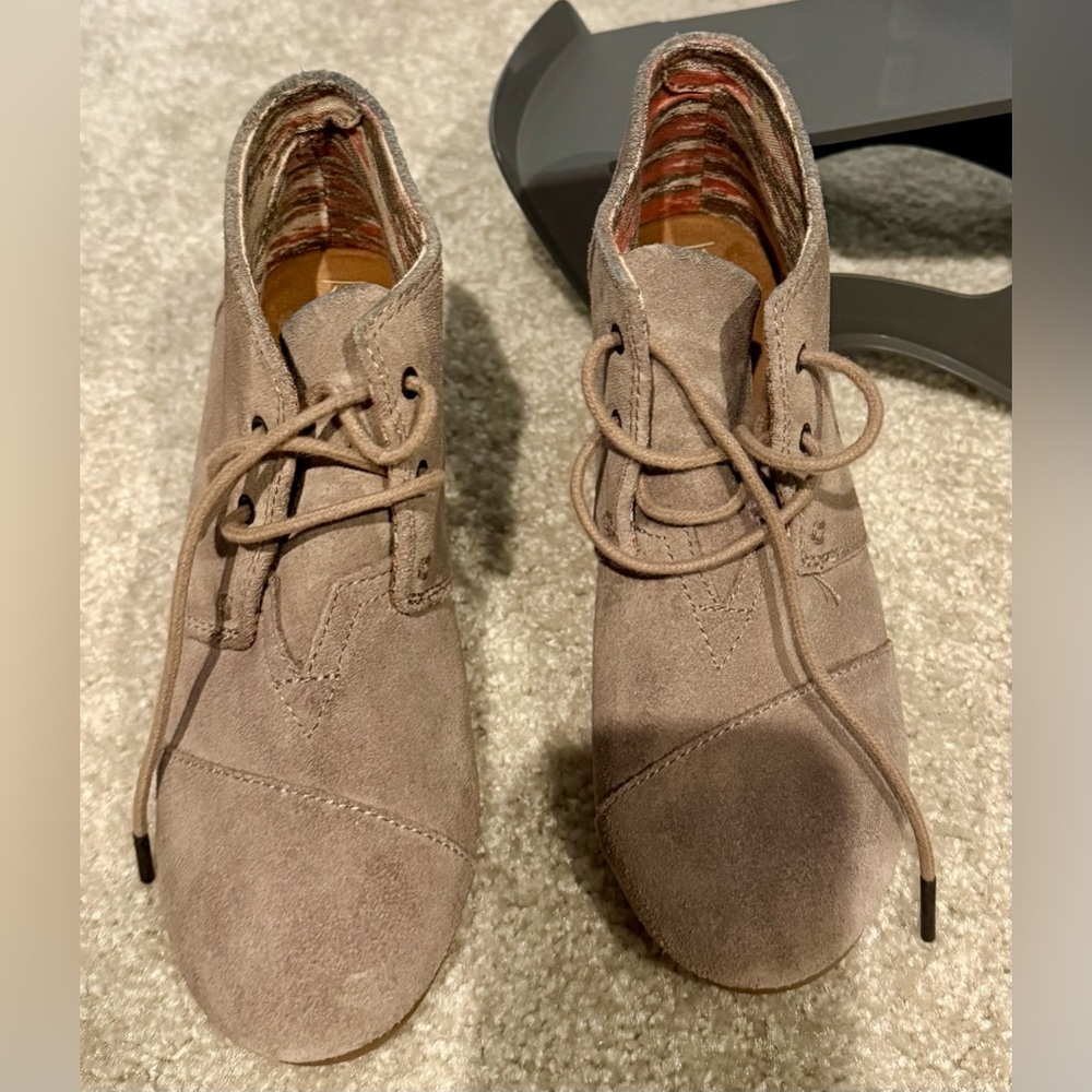 TOMS Tan suede wedge ankle boots with lace up front and side zipper #ankleboots - Picture 4 of 5